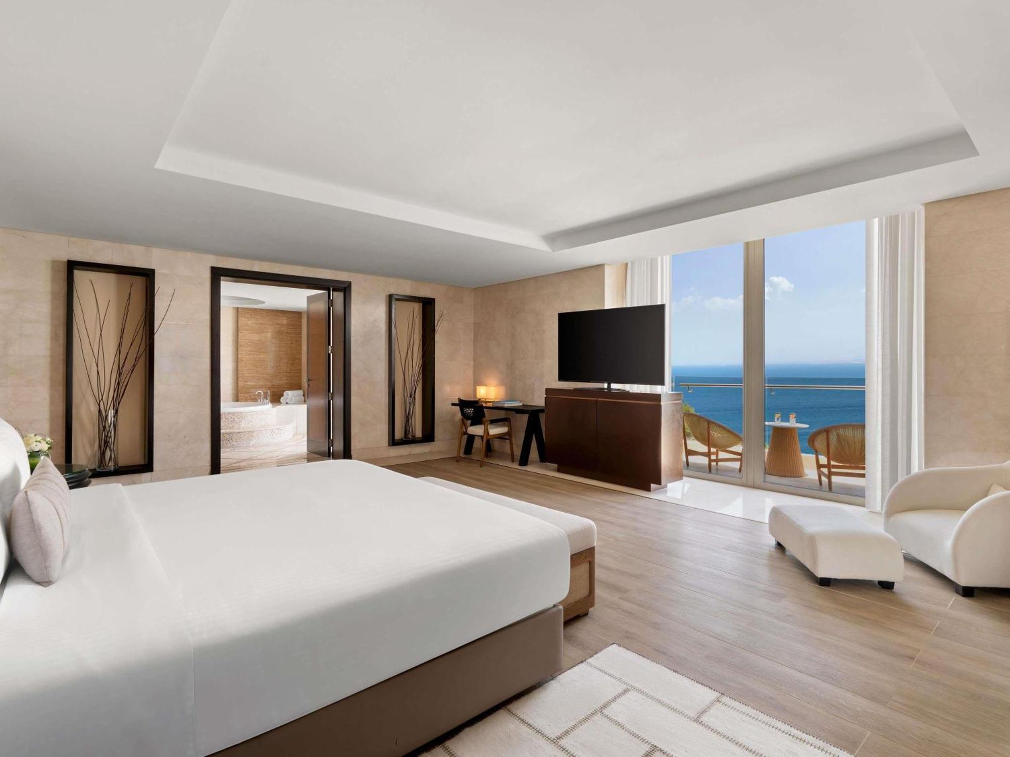 Suite mit Kingsize-Bett und Panorama-Meerblick